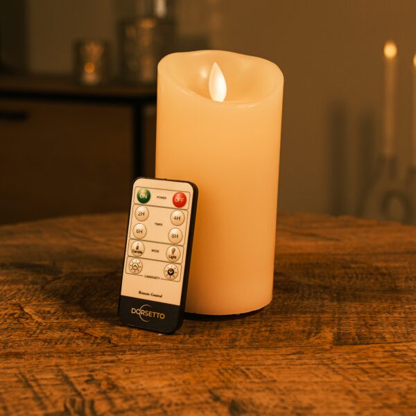 Home 25 Ładowalna świeca LED z wosku DORSETTO Ø 7,5 × 15 cm ciepłe białe światło