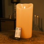 Ładowalna świeca LED z wosku DORSETTO Ø12,5 × H25 cm – ciepłe białe światło, realistyczny efekt płomienia
