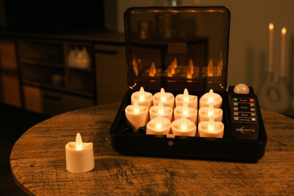 Ładowalne podgrzewacze LED DORSETTO – ciepłe białe światło – wodoodporne – tworzą przytulną atmosferę na drewnianej desce z przekąskami i winogronami, w zestawie pilot