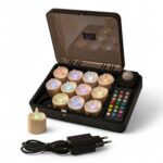 Zestaw 12 wodoodpornych, ładowalnych podgrzewaczy LED RGB DORSETTO w czarnym boxie ładującym z pilotem – jeden podgrzewacz i zasilacz pokazane obok, wielokolorowe światło