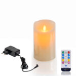 Świeca LED z ruchomym płomieniem DORSETTO Ø 7,5 × 12,5 cm – realistyczny efekt płomienia z widocznym zasilaczem i pilotem z kolorowymi przyciskami