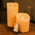 Zestaw ładowalnych świec LED z wosku DORSETTO – 2 rozmiary w ciepłej bieli na drewnianym stole, z pilotem i nastrojowym tłem