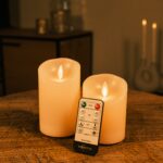 Zestaw małych świec LED z wosku DORSETTO (2 szt.) na drewnianym stole z pilotem – ciepłe światło tworzące przytulną atmosferę
