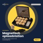 Na otwartej skrzynce widnieje napis: „Ładowalne podgrzewacze LED 3D do 400 godzin – z pilotem – 12 sztuk – funkcja timera”, a na zdjęciu widać ładowanie magnetyczne, świeczki typu tea light, pilota, kabel zasilający, napis w języku niderlandzkim na opakowaniu oraz przycisk „Shop nu”.