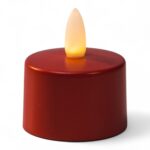 Zestaw 12 małych, okrągłych czerwonych ładowalnych LED tealightów DORSETTO, wodoodpornych, z żółto-pomarańczowym plastikowym płomieniem, funkcją timera i pilotem, na jednolitym białym tle.