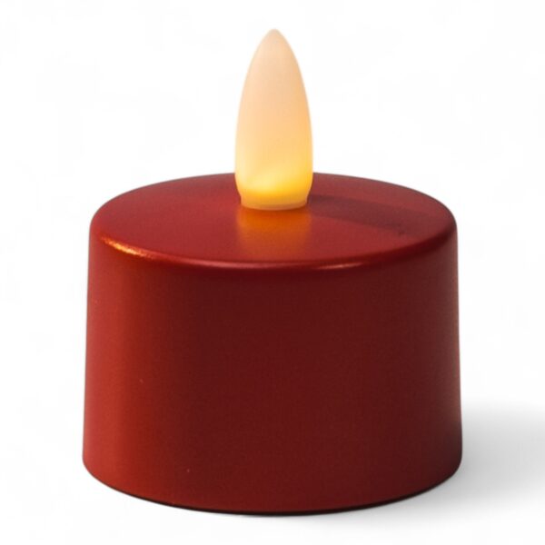 Zestaw 12 małych, okrągłych czerwonych ładowalnych LED tealightów DORSETTO, wodoodpornych, z żółto-pomarańczowym plastikowym płomieniem, funkcją timera i pilotem, na jednolitym białym tle.