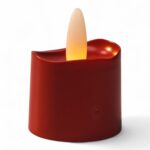 Zestaw 12 małych, okrągłych czerwonych ładowalnych LED tealightów DORSETTO, wodoodpornych, z żółto-pomarańczowym plastikowym płomieniem, funkcją timera i pilotem, na jednolitym białym tle.