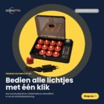 Zestaw Odnawialne świeczki LED - czerwone - wodoodporne zawiera 12 ładowalnych podgrzewaczy, pilota i ładowarkę w eleganckiej czarnej obudowie. Holenderski tekst podkreśla funkcje pilota i timera. Logo Dorsetto w lewym górnym rogu.