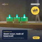 Sześć wodoodpornych, ładowalnych świeczek typu tealight DORSETTO z diodami LED RGB, wyposażonych w pilota i timer, świeci na zielono na drewnianej półce. Delikatnie rozmyte tło podkreśla holenderski tekst informujący o bezpiecznym, bezdymnym świetle świec, które wystarcza nawet na 160 godzin.