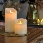 Świece LED z wosku DORSETTO (2 rozmiary) z zaokrąglonymi krawędziami na złotej, plecionej podkładce – ciepła i przytulna aranżacja wnętrza