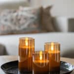 Zestaw 3 ładowalnych świec LED DORSETTO z pilotem, zapewniający do 105 godzin nastrojowego światła – eleganckie i trwałe oświetlenie wnętrz.