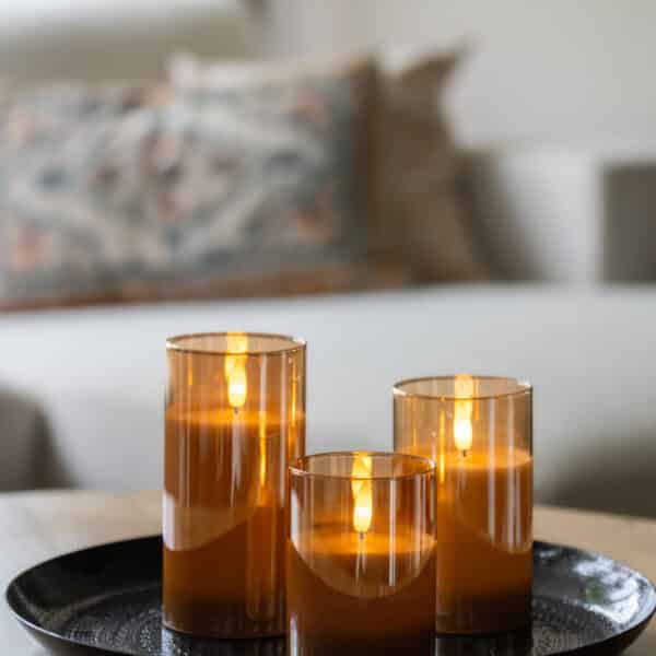 Zestaw 3 ładowalnych świec LED DORSETTO z pilotem, zapewniający do 105 godzin nastrojowego światła – eleganckie i trwałe oświetlenie wnętrz.