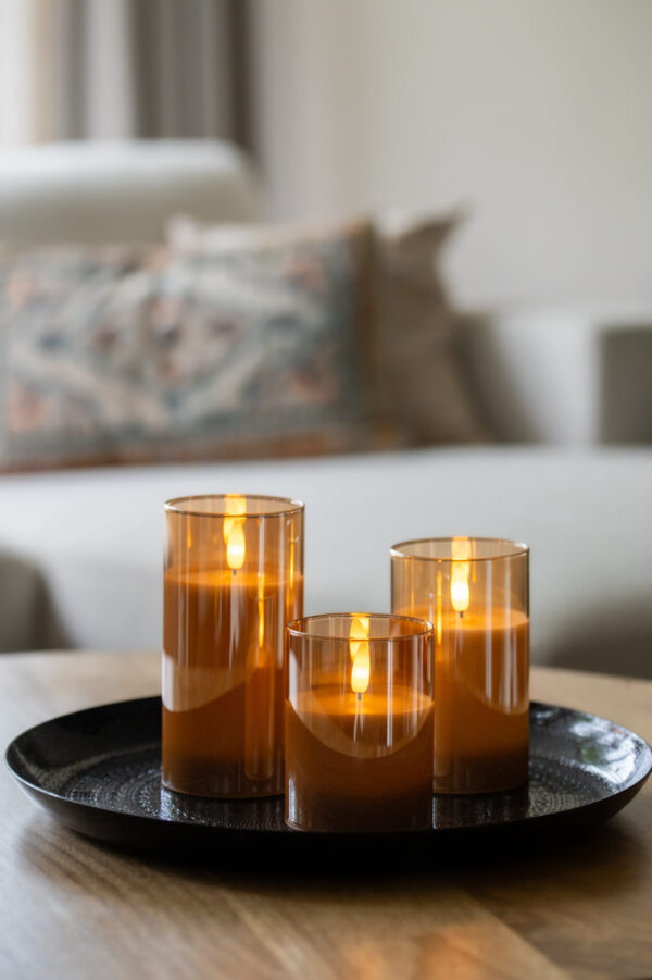 Zestaw 3 ładowalnych świec LED DORSETTO z pilotem, zapewniający do 105 godzin nastrojowego światła – eleganckie i trwałe oświetlenie wnętrz.