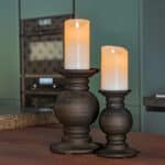 Zestaw małych świec LED z wosku DORSETTO (2 szt.) na eleganckich ciemnych świecznikach w nowoczesnej kuchni z zielonymi szafkami