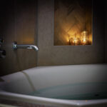 een bad met gezellige kaarsjes er bij