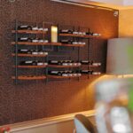 Wijnrek aan de wand met led waxkaars