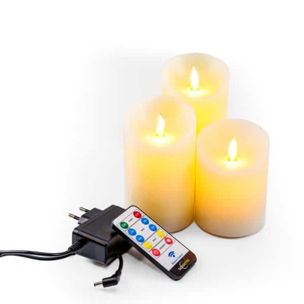 Zestaw 4 ładowalnych świec LED z wosku DORSETTO – cztery wysokości, pilot i zasilacz w zestawie, jasne tło studyjne