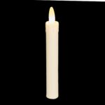 Niezapalona ładowalna LED świeca stołowa DORSETTO 150 mm w kolorze kremowym, ustawiona pionowo na czarnym tle, z górną częścią w kształcie płomienia.