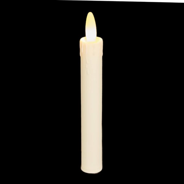 Niezapalona ładowalna LED świeca stołowa DORSETTO 150 mm w kolorze kremowym, ustawiona pionowo na czarnym tle, z górną częścią w kształcie płomienia.