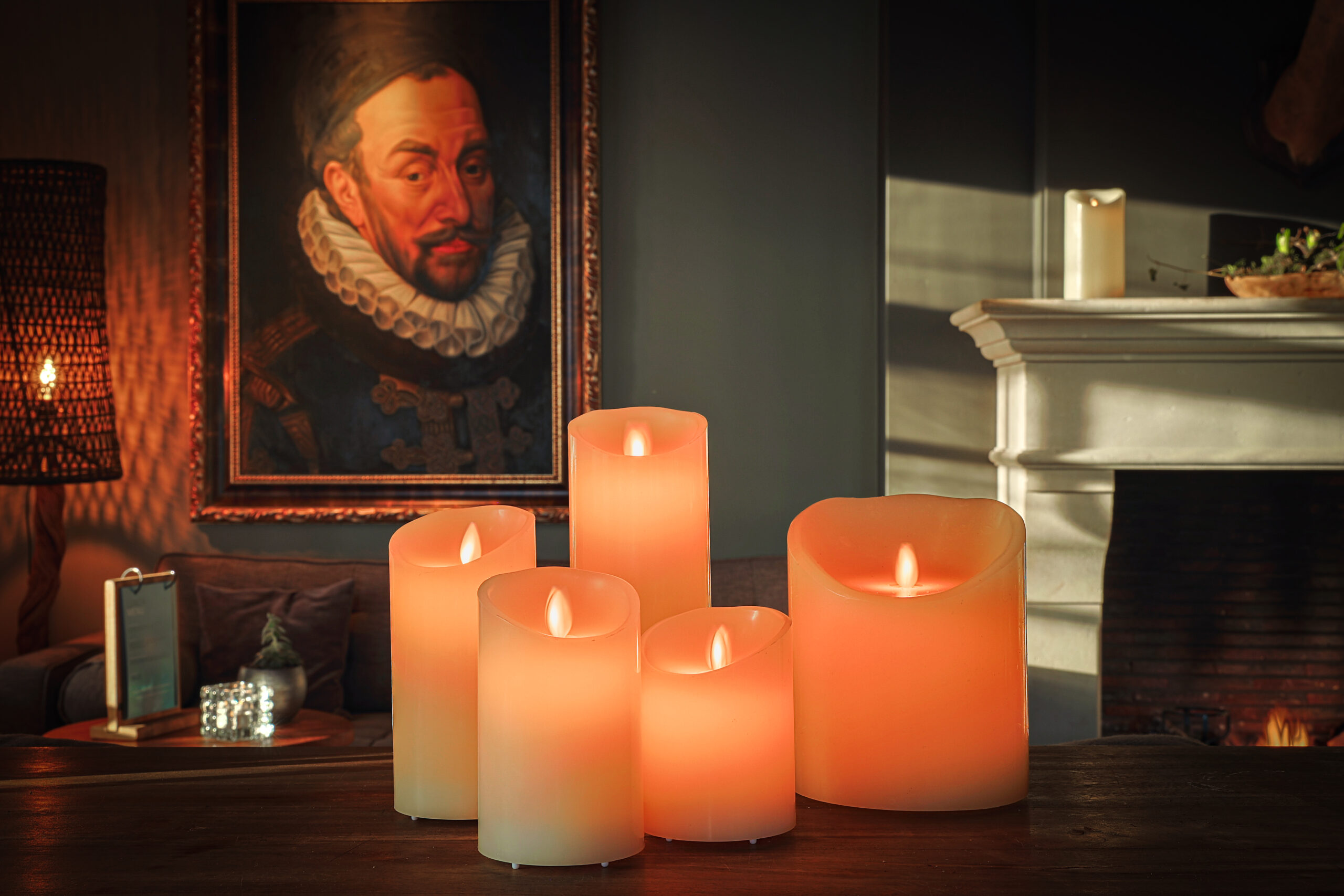 kaarsen op houten tafel met warme gloed in klassiek interieur