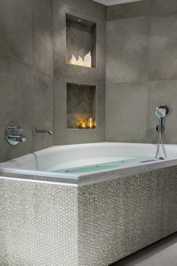 Een badtub met in een inkeping elektrische kaarsen van Dorsetto