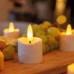 Ładowalne LED tealighty 3D DORSETTO – zestaw 6 sztuk z pilotem, timerem, czarną stacją ładującą, adapterem i sześcioma matowymi uchwytami.