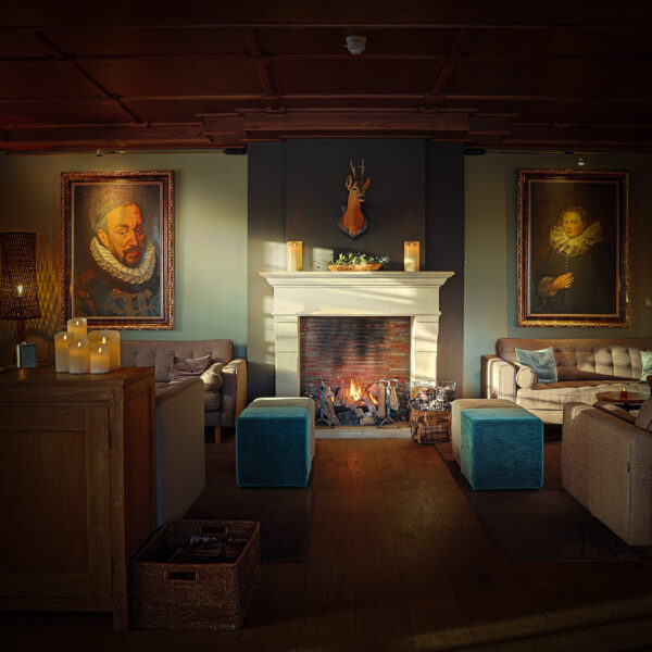 Sfeervolle woonkamer met dorsetto led waxkaarsen op het interieur