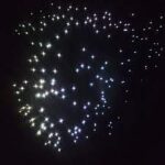 Efekt nocnego nieba z jasnymi punktami świetlnymi – LEDowe niebo gwiazd RGB (180 gwiazd) z pilotem, tworzące realistyczną atmosferę gwiazd