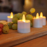 ledkaarsjes op borrelplank met druiven