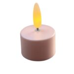 Ładowalny tealight blush różowy z ciepłym białym światłem i realistycznym efektem płomienia, zaprezentowany na białym tle.
