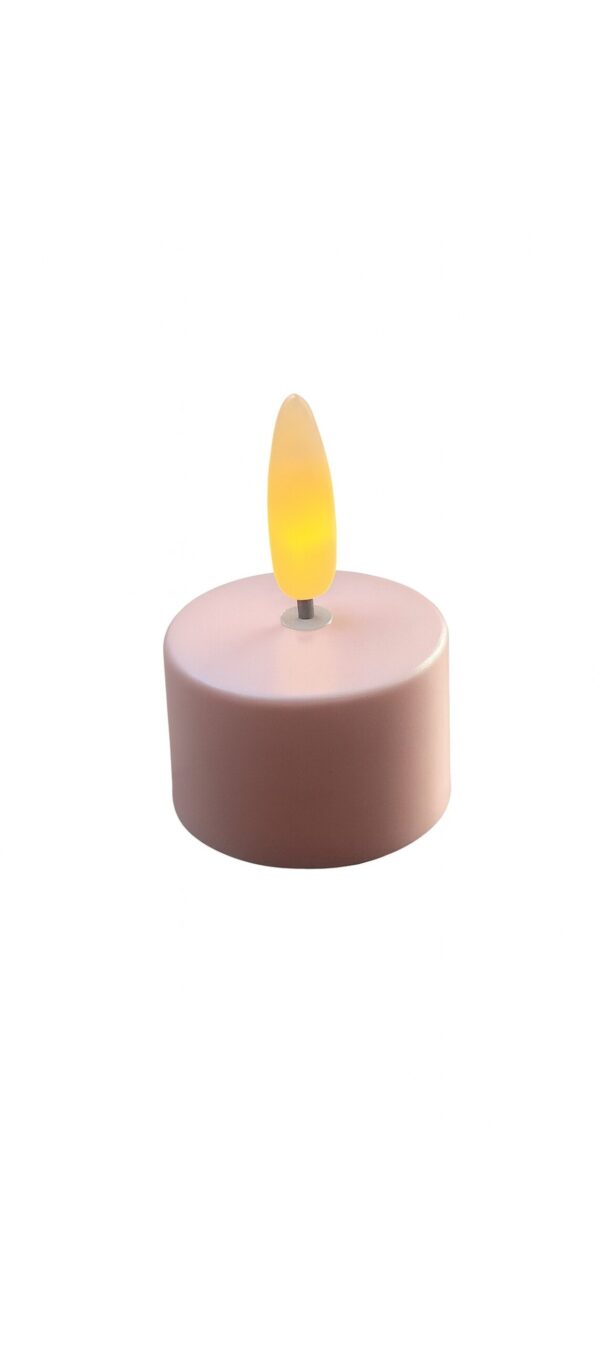 Ładowalny tealight blush różowy z ciepłym białym światłem i realistycznym efektem płomienia, zaprezentowany na białym tle.