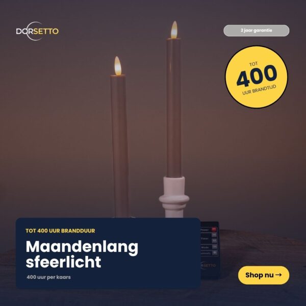 Dwie beżowe świece stołowe LED z możliwością ładowania (zestaw 2 szt.) o czasie świecenia do 400 godzin stoją na stole, a za nimi widoczne jest małe ciemne pudełko. Napisy: „Maandenlang sfeerlicht”, „400 uur brandtijd”. Widoczne: logo marki Dorsetto, przycisk „Shop nu”.