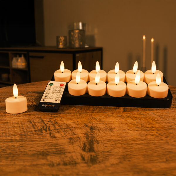 Dwanaście ładowalnych tealightów z realistycznymi płomieniami 3D, do 140 godzin świecenia i pilotem stoi na drewnianym stole, tworząc delikatną, przytulną poświatę w tle.