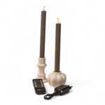 Zestaw 2 ciemnoszarych świec stołowych LED Dorsetto Charleston Gray No.243 z pilotem. Realistyczne, ładowalne i wyprodukowane zgodnie z normami ISO 9001.