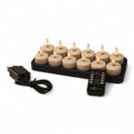 Zestaw 12 tealightów LED z realistycznymi płomieniami, ułożonych w stacji ładującej. Na zdjęciu widoczne są także czarny zasilacz oraz pilot.