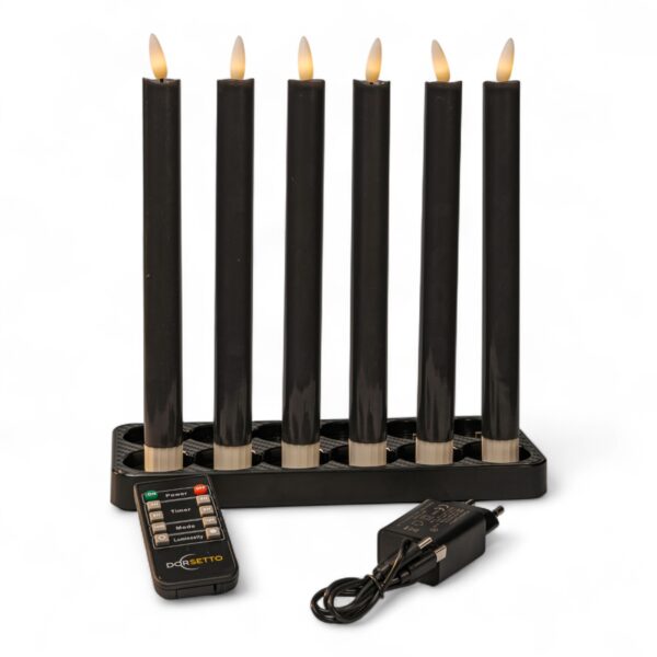 Home 13 Zestaw sześciu ładowalnych, ciemnoszarych świec obiadowych LED o wysokości 250 mm z funkcją ściemniania i timerem, ustawionych w prostokątnym czarnym świeczniku. W komplecie pilot zdalnego sterowania oraz zasilacz sieciowy z przewodem.