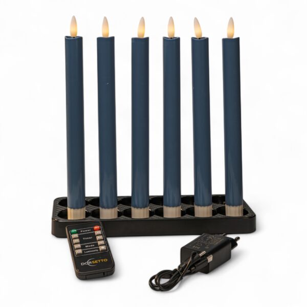 Home 11 Sześć ciemnoszarych świec obiadowych LED o wysokości 250 mm, ładowalnych i ściemnialnych (zestaw 6 sztuk z funkcją timera), ustawionych w czarnym świeczniku. Z przodu znajduje się pilot zdalnego sterowania oraz adapter zasilania, całość na białym tle.