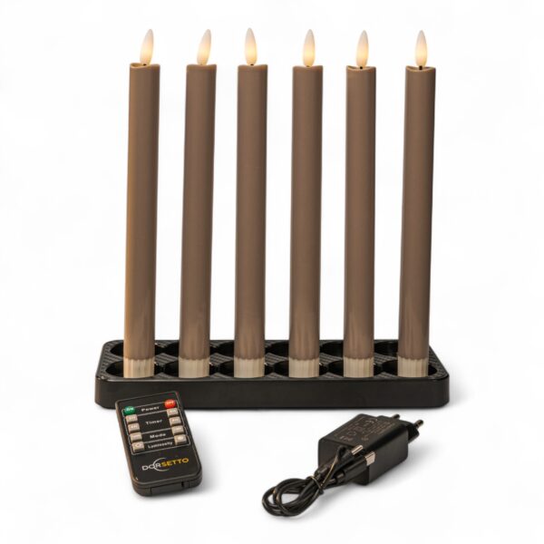 Home 14 Sześć ładowalnych świec obiadowych LED o wysokości 250 mm stoi na czarnej podstawie; każda świeca ma płomieniowy, ściemnialny moduł LED. Z przodu widoczne są pilot zdalnego sterowania oraz zasilacz z przewodem do obsługi zestawu 6 świec z funkcją timera.