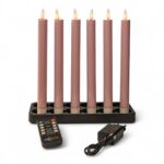 Zestaw 6 ładowalnych, ściemnialnych świec obiadowych LED o wysokości 250 mm stoi w czarnym, prostokątnym uchwycie; z przodu widoczne są pilot oraz zasilacz z przewodem, całość na białym tle.