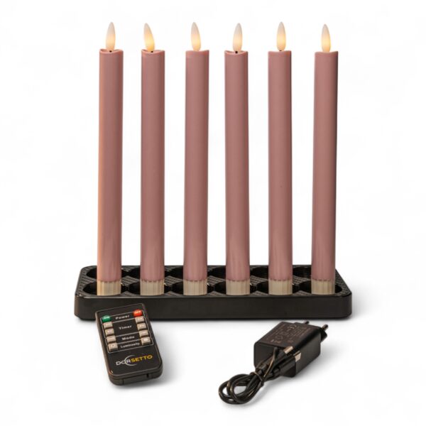 Home 16 Zestaw 6 ładowalnych, ściemnialnych świec obiadowych LED o wysokości 250 mm stoi w czarnym, prostokątnym uchwycie; z przodu widoczne są pilot oraz zasilacz z przewodem, całość na białym tle.