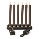 Sześć wysokich, ciemnoszarych ładowalnych świec obiadowych LED (250 mm), ściemnialnych z timerem, stoi w prostokątnej podstawie; z przodu widoczne są pilot oraz zasilacz, całość na białym tle.