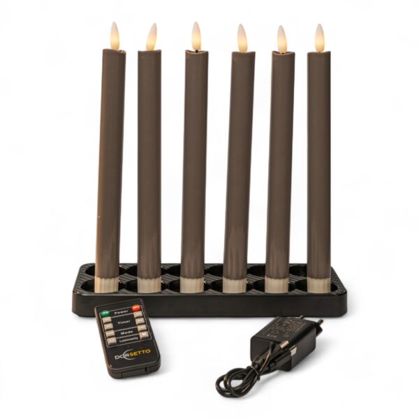 Home 17 Sześć wysokich, ciemnoszarych ładowalnych świec obiadowych LED (250 mm), ściemnialnych z timerem, stoi w prostokątnej podstawie; z przodu widoczne są pilot oraz zasilacz, całość na białym tle.