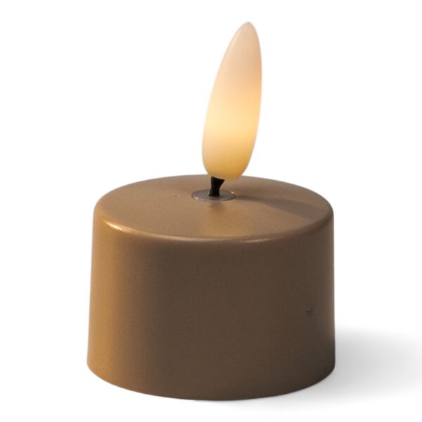 Mały, cylindryczny, beżowy LED tealight z plastikowym płomieniem delikatnie świecącym, imitującym prawdziwy płomień świecy.