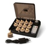 Et sæt med tolv genopladelige LED-twistlys i et sort opladningsetui, med et twistlys udenfor, en fjernbetjening og en strømadapter placeret foran etuiet.