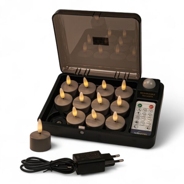 Home 20 Zestaw 12 ładowalnych podgrzewaczy Charleston Grey (czas świecenia do 400 godzin) z pilotem, skrzynką ładującą, jedną świeczką poza skrzynką oraz czarnym zasilaczem z przodu.