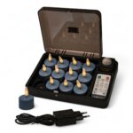 Czarna skrzynka ładująca z 12 niebieskimi ładowalnymi podgrzewaczami (Stone Bleu No.86, czas świecenia do 400 godzin), pilot, jeden podgrzewacz poza skrzynką oraz czarny zasilacz z przewodem z przodu, na białym tle.