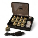 Zestaw dwunastu oliwkowych LED tealightów o czasie świecenia do 400 godzin, w komplecie z pilotem.