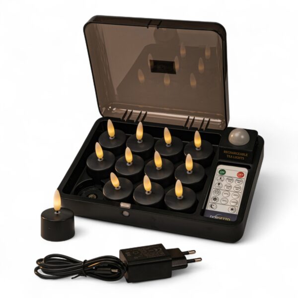 Zestaw 12 czarnych ładowalnych tealightów LED (do 400 godzin świecenia) z czarną walizką do przechowywania, pilotem, zasilaczem i kablem USB. Jedna świeczka oraz kabel są pokazane poza pudełkiem, aby były dobrze widoczne.