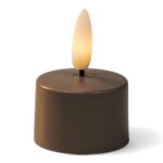 Mały LED tealight w kolorze Charleston szarym z realistycznym, płomieniowym źródłem światła emitującym ciepłe, żółtawe światło.