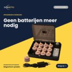 Różowe pudełko ładujące z 12 lampkami LED do wielokrotnego ładowania (czas działania do 400 godzin), pilotem i adapterem na niebiesko-żółtym tle. Tekst: Geen batterijen meer nodig & Magnetisch opladen. Produkt: Ładowalne podgrzewacze LED różowe, 12 szt.